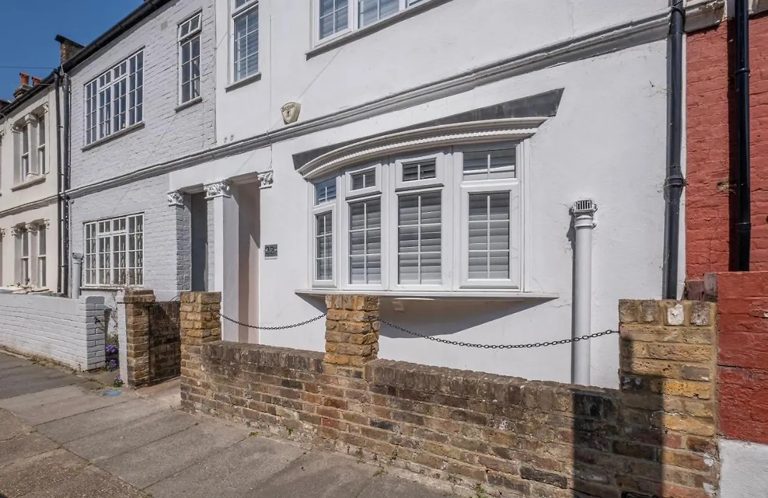 Luxury 3 Bedroom 2 Bathroom House, Fulham By 360Stays-1