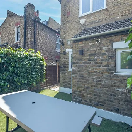 Luxury 3 Bedroom 2 Bathroom House, Fulham By 360Stays-3